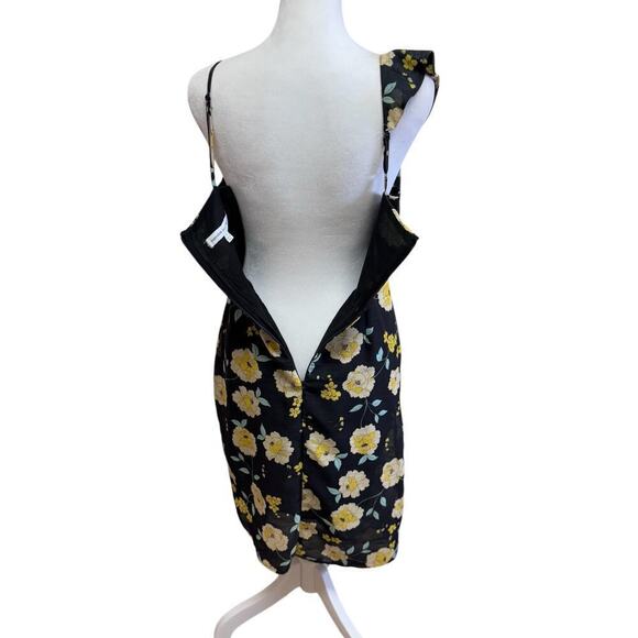 Cupcakes & Cashmere Ariadne Dress Sz 2
One Shoulder Sundress - Picture 7 of 8